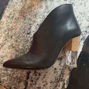 42 Gold Kisses Bootie Black Leather upper & lining/synthetic sole
Made in Brazil